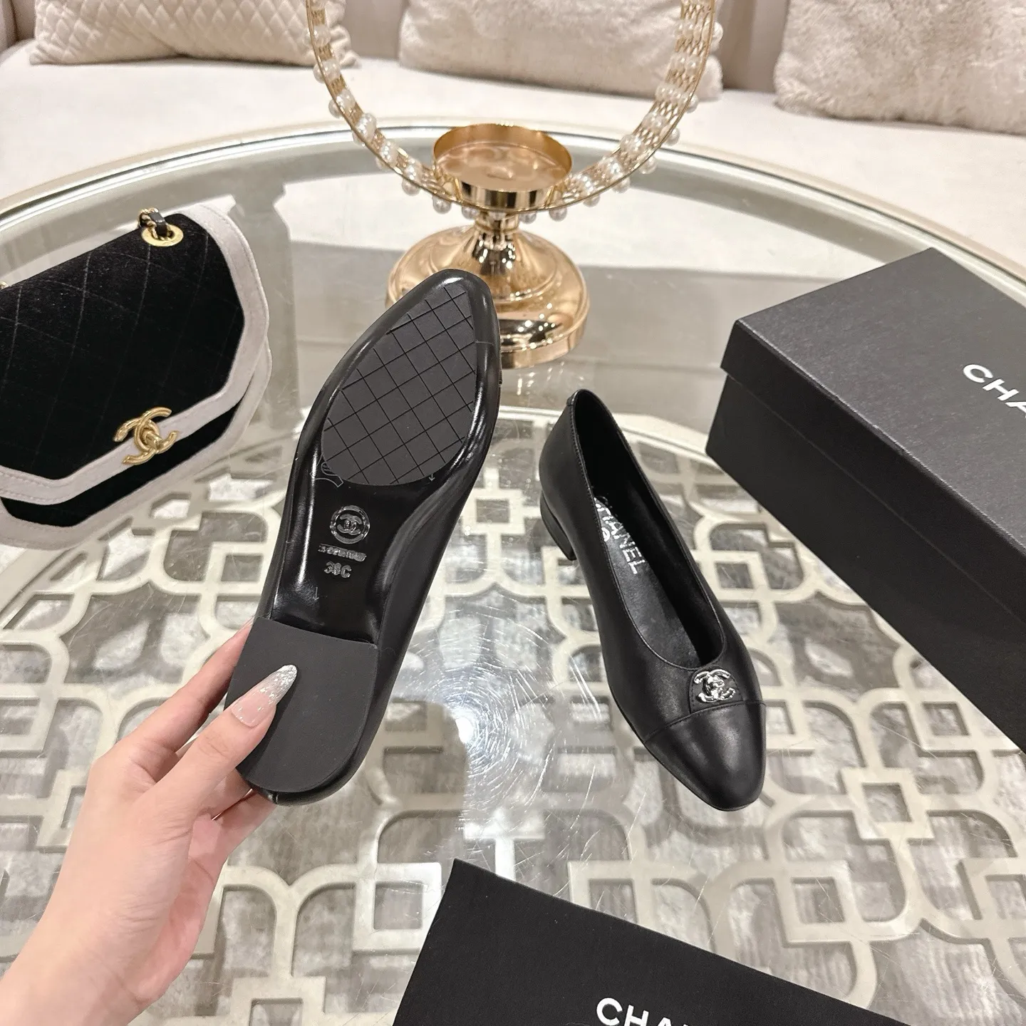 👟👟Ex-factory price 560👟👟Chanel 2025SS Spring and Summer New Double C Button Mary Jane🆕 Xiaoxiang𝐂Jia's beautiful Mary Jane shoes are so sweet that they are so beautiful that they are so beautiful. The round square toe design is cute and cute ~ metal/button logo. The appearance is super online. When you wear it, you will feel like a wealthy daughter. I thought it looks good. Only when I put it on my feet do I know how easy it is to wear ~ Upper: Customized lambskin Lining: Sheepskin Outsole: Genuine leather outsole imported from Italy Size: 35-42 (40.41.42 customization is non-refundable) Packaging: The latest gift box packaging at the counter